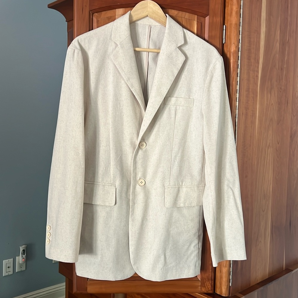 Avandress light weight blazer. Size small with a bit of an oversized look.